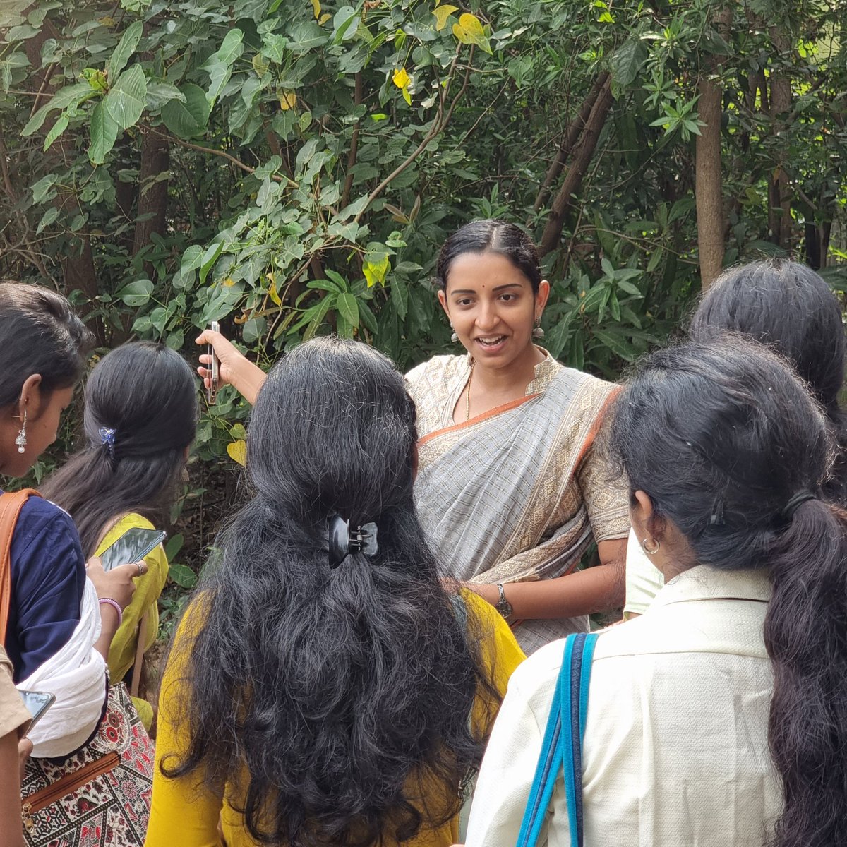 #GreenWalk session with the students of #DGVaishanvCollege. Students attended both awareness and hands on training session for 2 days on environmental & sustainable practices through #VidhaiVidhaipom 's skill development initiative.