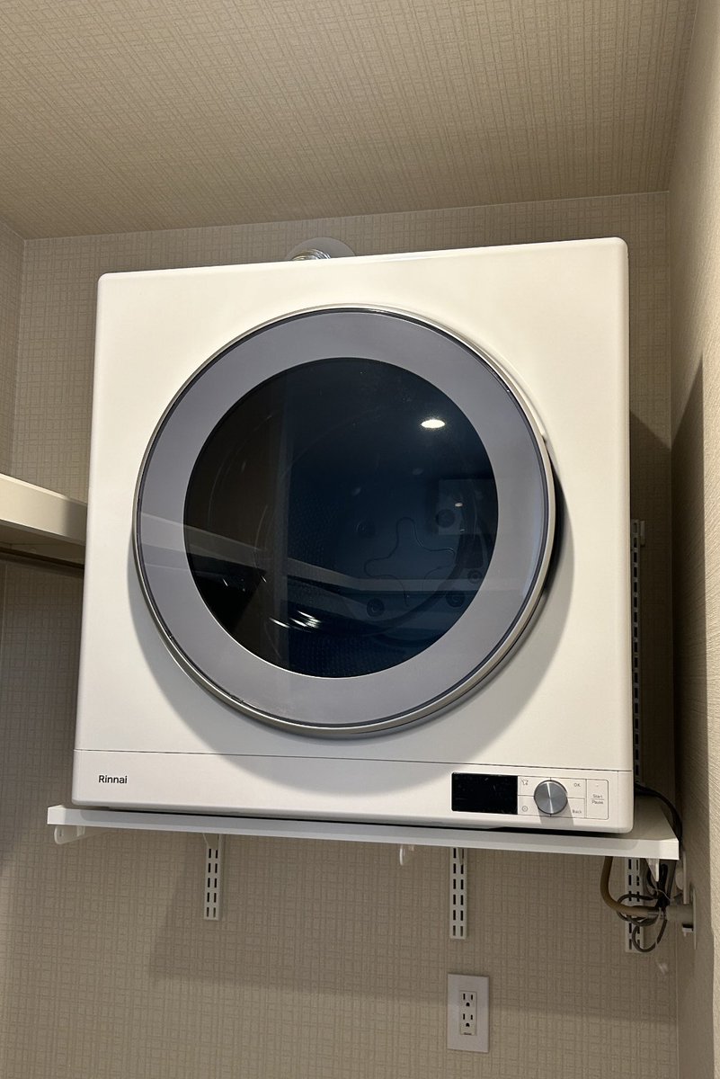 kabuito_110's tweet photo. 先日お客様宅に取り付けたガス乾燥機『乾太くん』✨
最近は新築の工事入ると50%くらいの確率で取付けます！
我が家でも毎日2回は稼働していて、洗濯の時間が圧倒的に短縮されました🧺
最大のメリットは洗濯機回し終えた後、服についてる埃が『乾太くん』に入れるとゴッソリ取れるんです😊

#乾太くん https://t.co/MtmCiKOziV