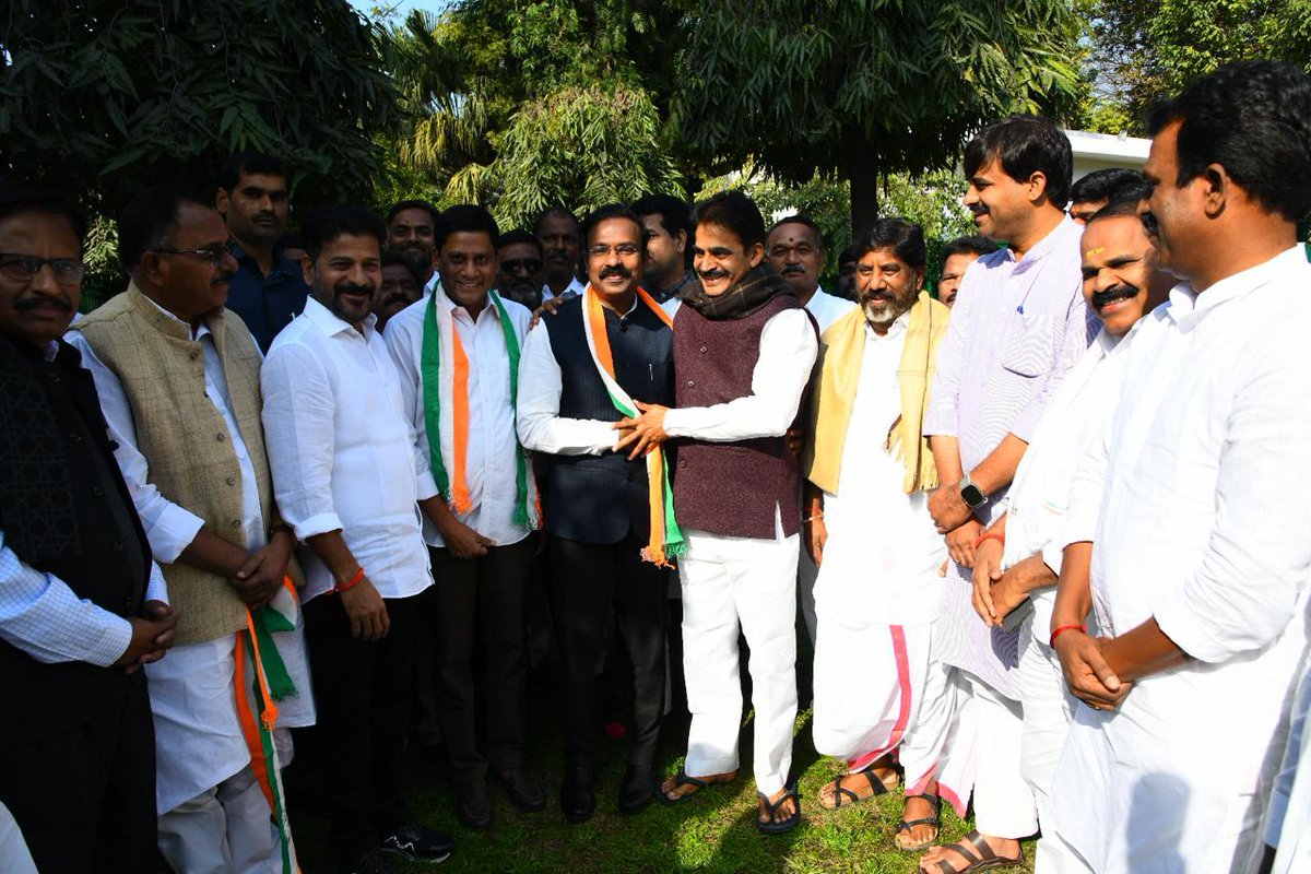 #Telangana : Peddapalli MP Venkatesh Netha joined Congress.

Mr. Neta was govt servant before he joined Congress and contested and lost as Chennur congress candidate in 2018 then shifted to TRS and won as Peddapalli MP in 2019.

#RahulGandhi 
#ChangeIsPossible