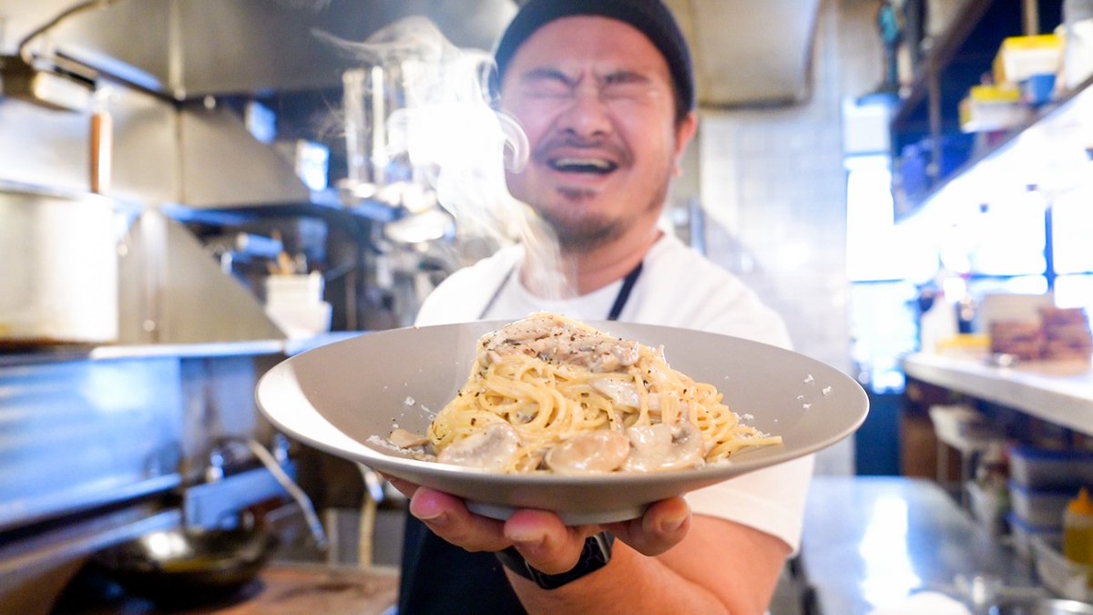 フライパン1つでできる 
きのこクリームパスタ  

過去ベスト3に入るぐらいやばい

フライパンにオリーブオイルとみじん切りにしたニンニク軽く炒めきのこを入れて塩 

水と塩を入れ沸騰したらパスタ、顆粒コンソメを入れて中火で5分10秒