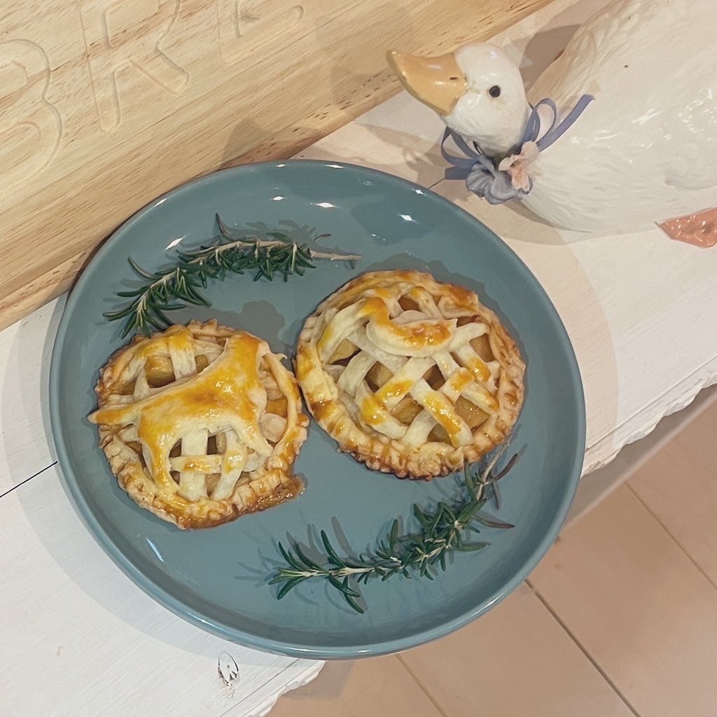 「今日は休憩中にアップルパイを焼きましたキッチンに居るとaiboエースくんが足元に」|石川真衣/版画家のイラスト