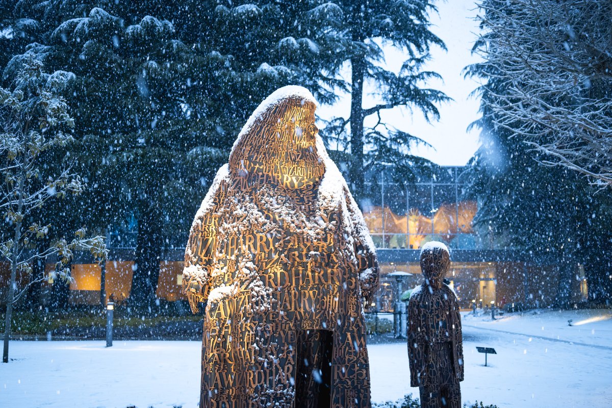 wbtourtokyo's tweet photo. 東京で久しぶりの積雪！#スタジオツアー東京 のセットや銅像が雪仕様でお出迎えしてくれました❄️⛄ 
️
#ハリポタツアー https://t.co/OlcUIjtxSz