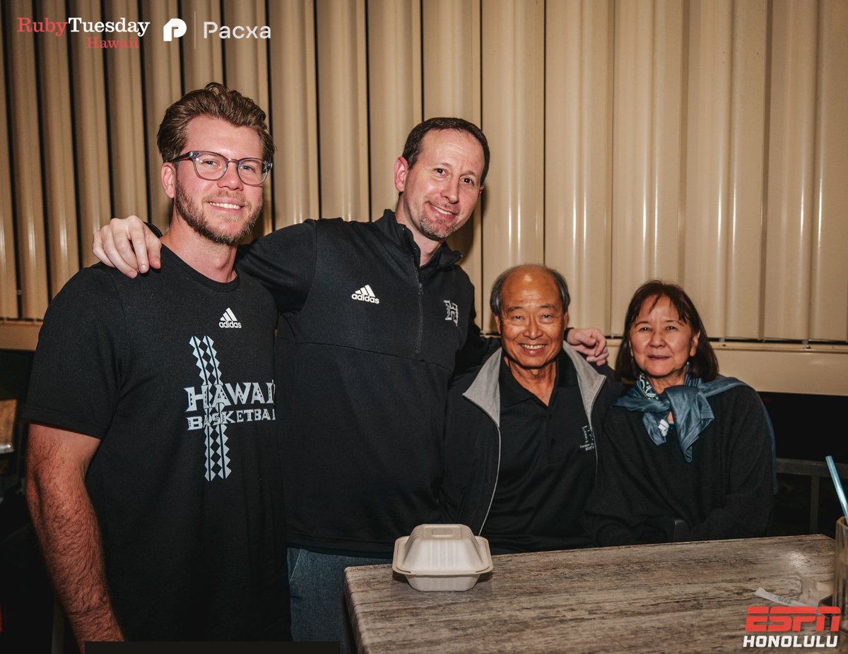 ESPNHonolulu's tweet photo. Awesome show tonight with @EranGanot at Ruby Tuesday in the Moanalua Shopping Center!

#CallTheCoach #ESPNhonolulu https://t.co/pQTCDn3i97