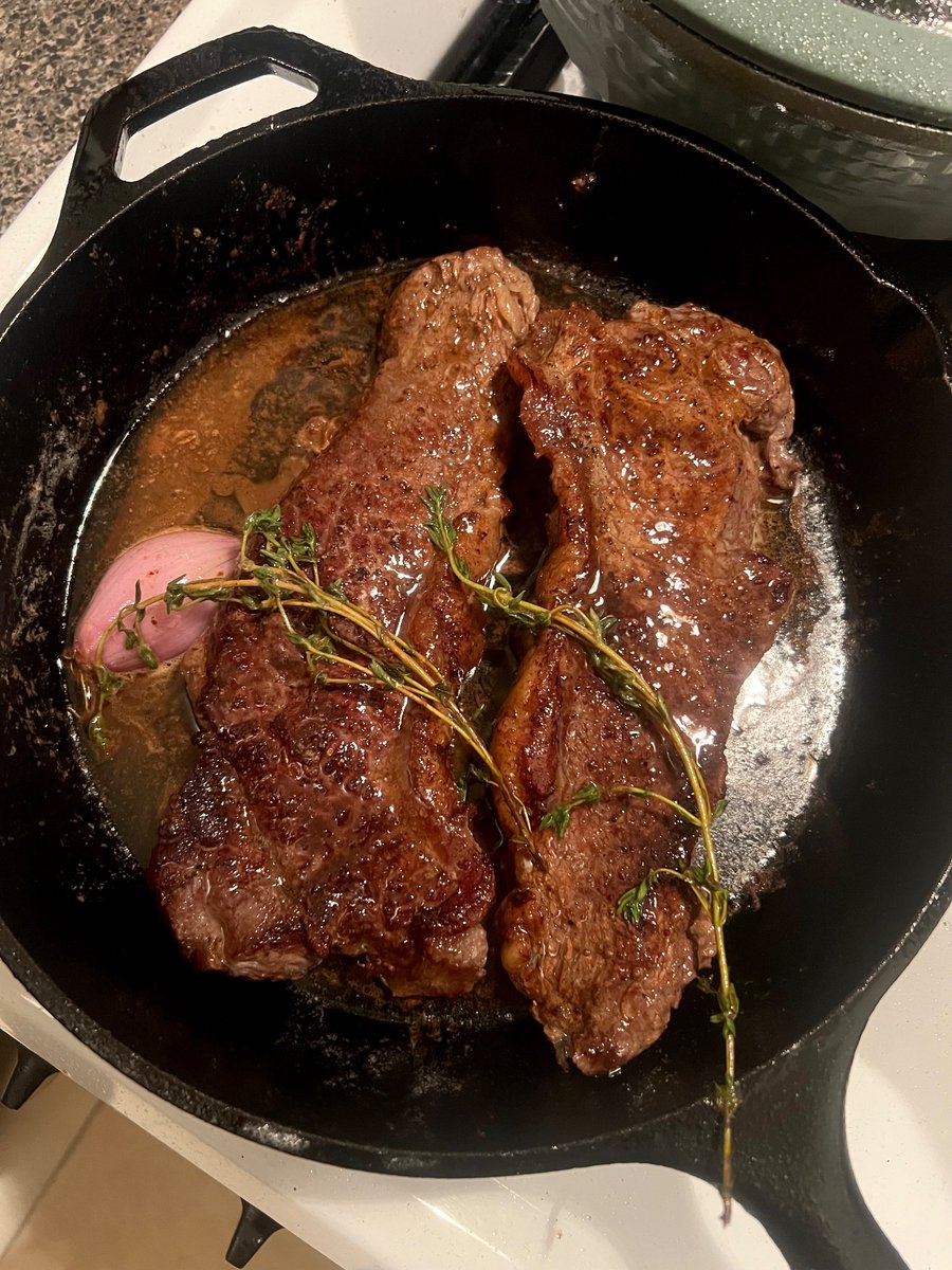 niktwigs's tweet photo. Gabe feeds me &amp; I just take the pics https://t.co/qBc2aA7Tf9