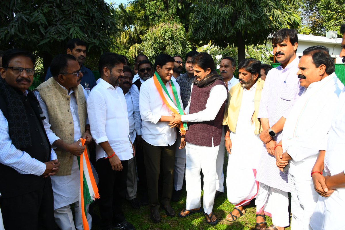 K C Venugopal (@kcvenugopalmp) on Twitter photo Welcomed Pedapalli MP Sh. <a href="/BVenkateshNetha/">Borlakunta Venkatesh Netha</a> garu, Sh. Manne Jeevan Reddy garu and other BRS leaders into our party today.
Our party is growing from strength to strength, and leaders from across Telangana are recognising the Congress as the one true vehicle of pro-people Welcomed Pedapalli MP Sh. <a href="/BVenkateshNetha/">Borlakunta Venkatesh Netha</a> garu, Sh. Manne Jeevan Reddy garu and other BRS leaders into our party today.
Our party is growing from strength to strength, and leaders from across Telangana are recognising the Congress as the one true vehicle of pro-people