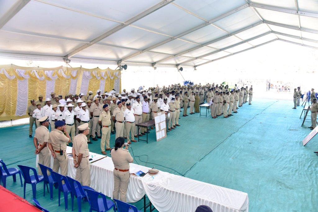 SPmysuru's tweet photo. ಸುತ್ತೂರು ಜಾತ್ರಾ ಮಹೋತ್ಸವ -2024 ರ ಅಂಗವಾಗಿ ಕರ್ತವ್ಯಕ್ಕೆ ನಿಯೋಜನೆಗೊಂಡಿರುವ ಅಧಿಕಾರಿ ಸಿಬ್ಬಂದಿಗಳಿಗೆ ಅಪರ ಪೊಲೀಸ್ ಅಧೀಕ್ಷಕರಾದ ಡಾ. ನಂದಿನಿ ಬಿ ಎನ್ ರವರು ಸೂಕ್ತ ಸೂಚನೆಗಳನ್ನು ನೀಡಿದರು, ಕರ್ತವ್ಯ ಸಮಯದಲ್ಲಿ ಜವಾಬ್ದಾರಿಯಾಗಿ ವರ್ತಿಸುವಂತೆ ತಿಳಿಸಿದರು..@DgpKarnataka @Rangepol_SR @KarnatakaCops @SPmysuru https://t.co/ucjPz4o8mY