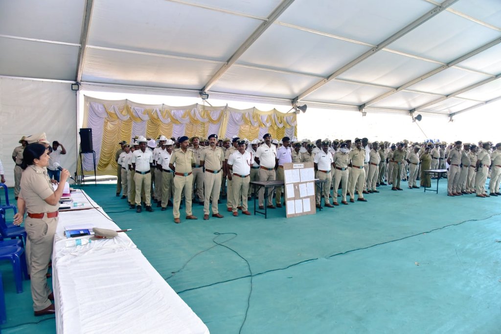 ಸುತ್ತೂರು ಜಾತ್ರಾ ಮಹೋತ್ಸವ -2024 ರ ಅಂಗವಾಗಿ ಕರ್ತವ್ಯಕ್ಕೆ ನಿಯೋಜನೆಗೊಂಡಿರುವ ಅಧಿಕಾರಿ ಸಿಬ್ಬಂದಿಗಳಿಗೆ ಅಪರ ಪೊಲೀಸ್ ಅಧೀಕ್ಷಕರಾದ ಡಾ. ನಂದಿನಿ ಬಿ ಎನ್ ರವರು ಸೂಕ್ತ ಸೂಚನೆಗಳನ್ನು ನೀಡಿದರು, ಕರ್ತವ್ಯ ಸಮಯದಲ್ಲಿ ಜವಾಬ್ದಾರಿಯಾಗಿ ವರ್ತಿಸುವಂತೆ ತಿಳಿಸಿದರು..<a href="/DgpKarnataka/">DGP KARNATAKA</a> <a href="/Rangepol_SR/">IGP SR Mysuru</a> <a href="/KarnatakaCops/">ಕರ್ನಾಟಕ ರಾಜ್ಯ ಪೊಲೀಸ್ Karnataka State Police</a> <a href="/SPmysuru/">SP Mysuru District</a>