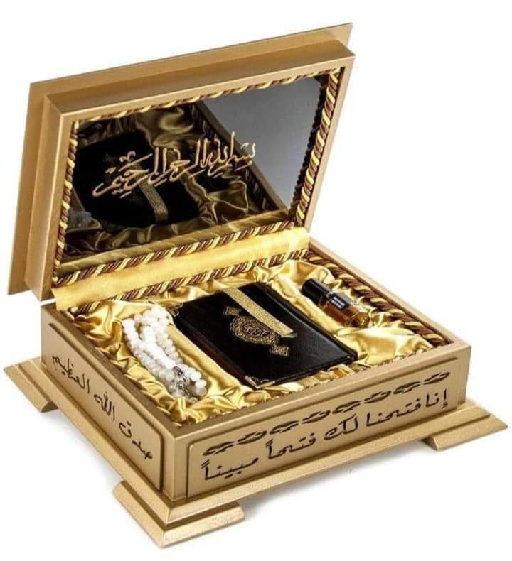 m1281992's tweet photo. *بأبي وأمي لو رأيتُكَ مرةً*
*أرنو إلى الوجهِ الضحوكِ طويلا*

*فتطيبَ نفْسي مِن رؤاكَ وعِلَّتي*
*يا ربِّ أبلغْه الثناءَ جميلا*

*صلى عليكَ اللَّهُ ما تاقتْ إلى* 
*لقياكَ رُوحي بكرةً وأصيلا*

*صلوا عليه وسلموا* https://t.co/B3VLGqr1HN