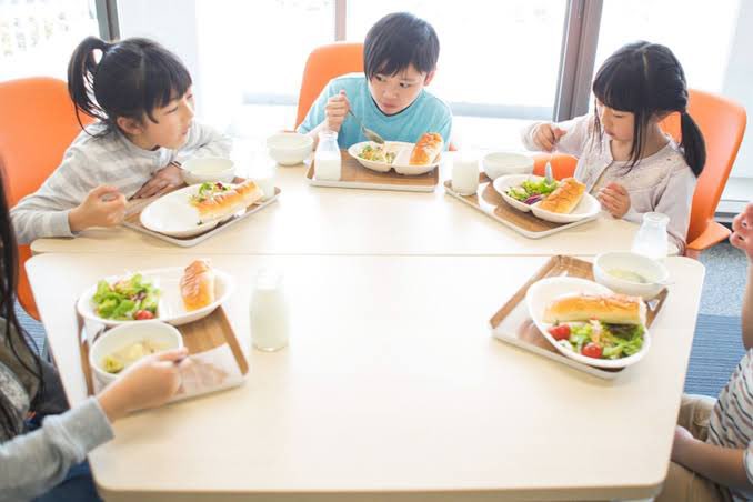 tegxr's tweet photo. @sausntartar @wonungiee_ wkwkw baru baca.. umay kyknya ikut2an euforia mocking tentang makan gratis

gw sedih sih liat anak-anak makan ulat sagu doang ketika negara lain makan bareng2 dengan menu seragam.. 

tp bisa kok ceritanya di pake buat film @umayshhhhb https://t.co/iwS3hDy7qW