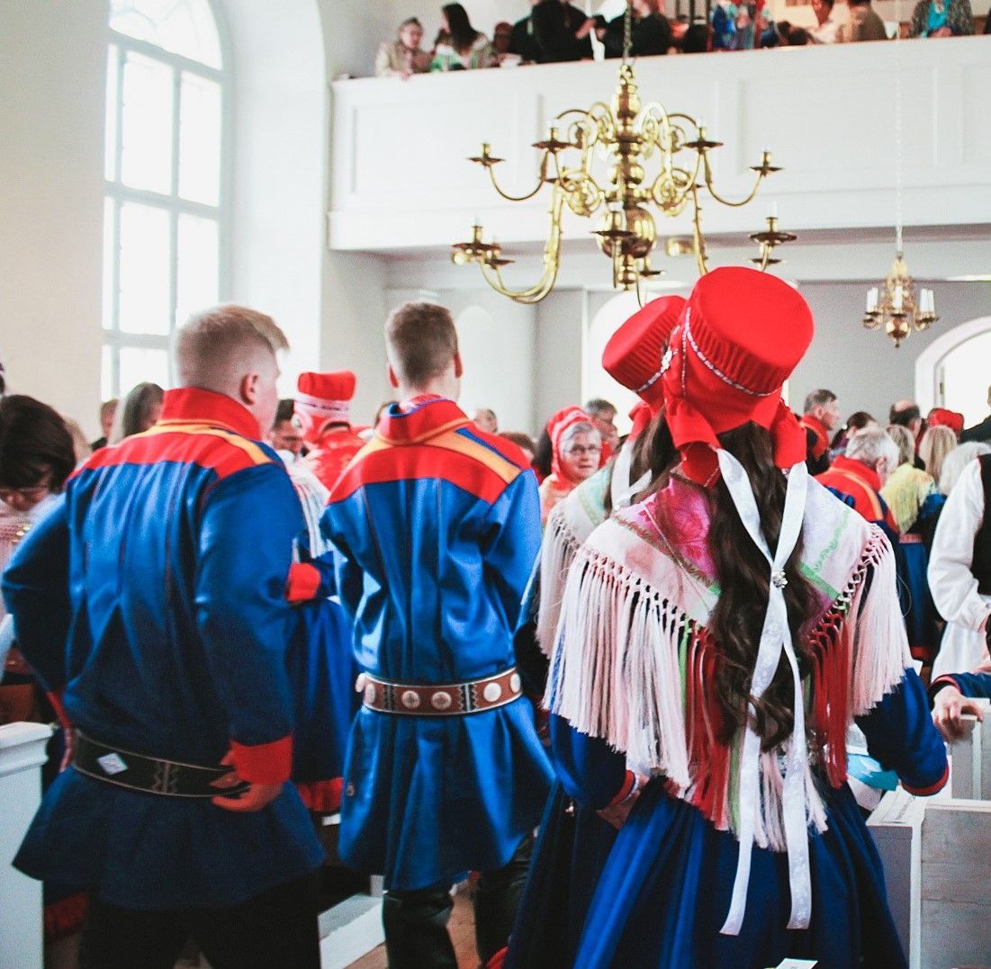 Šiõǥǥ saaʹmi meersažpeiʹvv pukid! 
Pyeri säämi aalmugpeivi puohháid! 
Buori sámi álbmotbeaivvi buohkaide! 
Hyvää saamelaisten kansallispäivää kaikille!