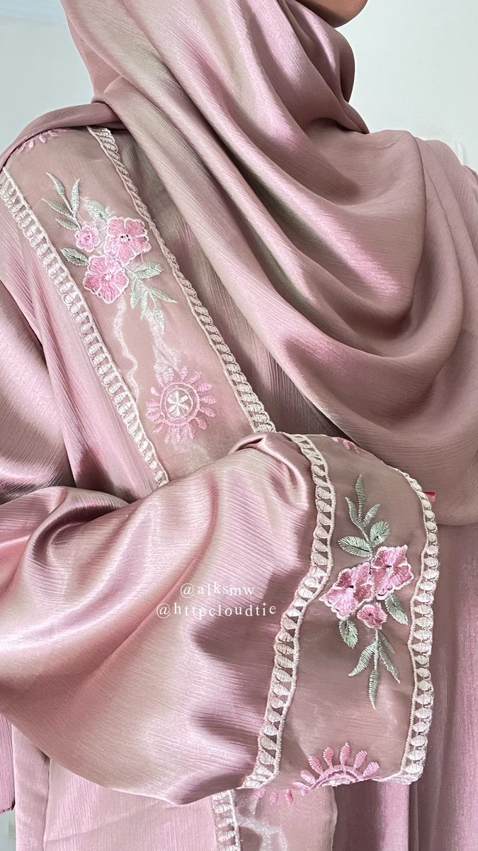 GAMAU GATEKEEP ABAYA CANTIK INI 💁🏻‍♀️🌸

lagi suka abaya motif gini tapi tetep simple &amp; keliatan elegan 🥹🤎 harganya juga masih affordable, btw include pashminanya juga!