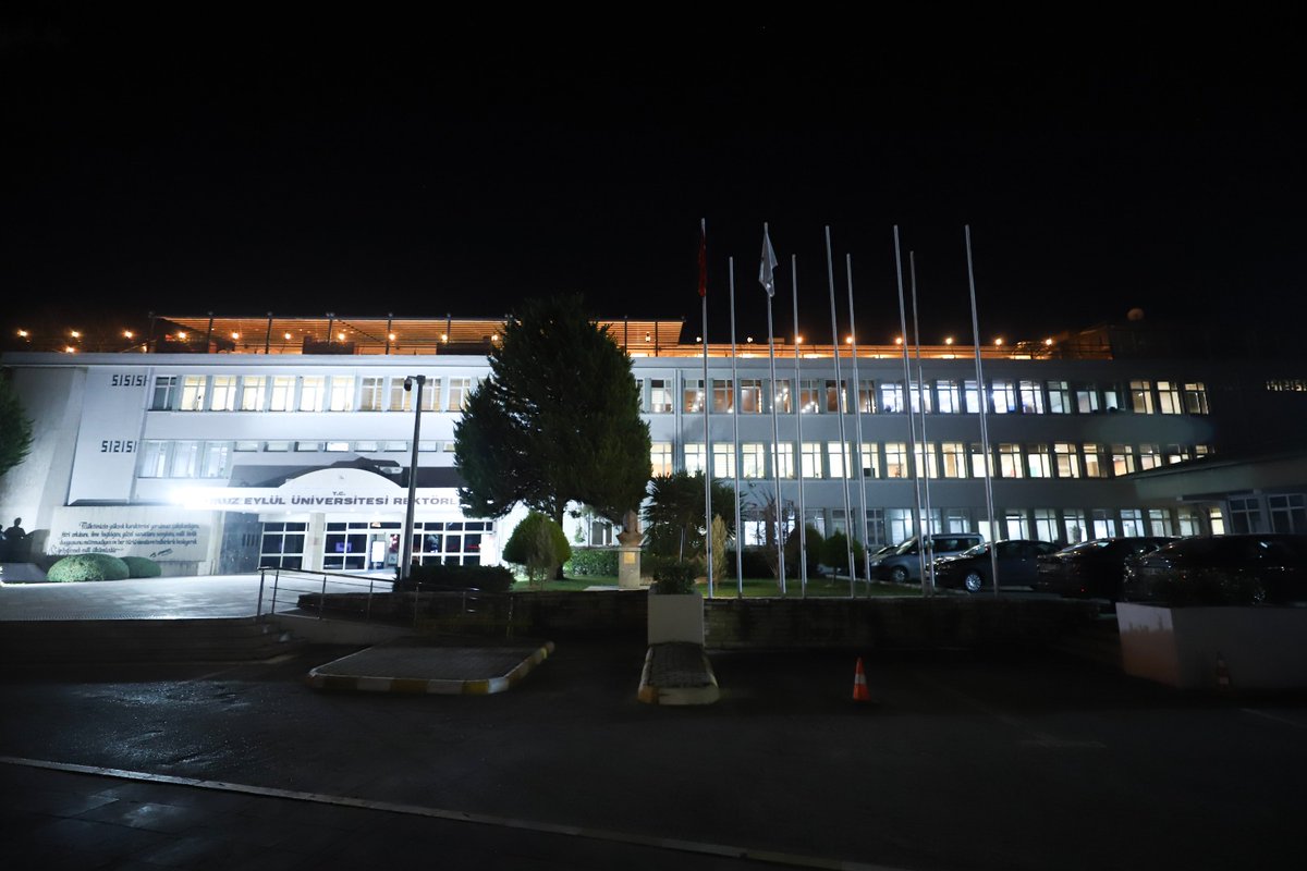 14 milyondan fazla insanı etkileyen Kahramanmaraş merkezli depremlerin yıl dönümünde, kültür mirası olarak tescillenen Alsancak'taki Rektörlük Binamızın tüm ışıklarını, 6 Şubat gecesi boyunca kaybettiğimiz vatandaşlarımızın anısına açık tuttuk. 
#AsrınFelaketi'ni #unutmadık,