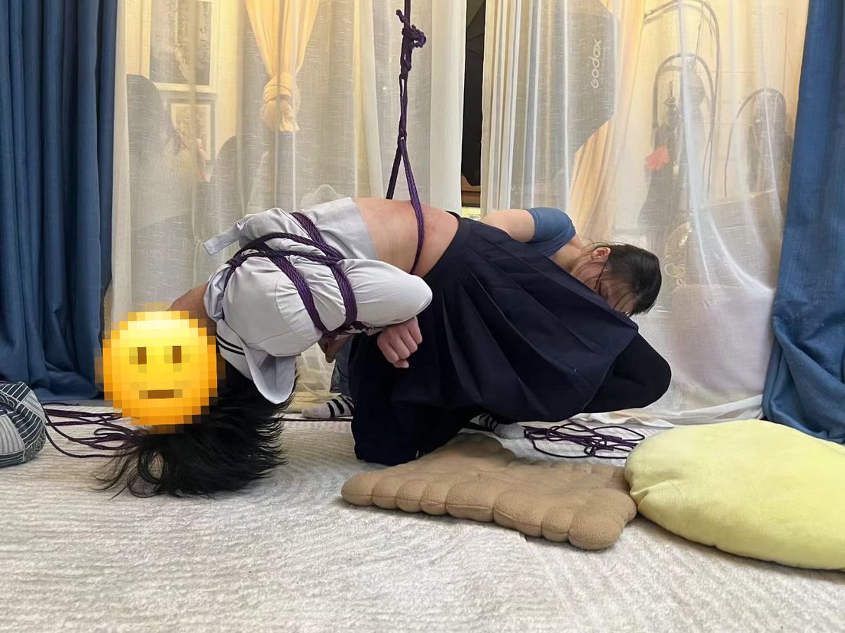 恭喜九月和Vincent五个月卷完了我所有的绳缚课，一共26节课，超过100小时。初级一个月，中级一个月，高级三个月。从打第一个本结开始到现在可以完成复杂吊缚姿势转换，卷王太吓人了。也辛苦高级课模特三玖，每次都扛了六轮吊缚，卷王太吓人了！
​
​被缚朋友们多约约他们，剩下的就靠你们教他们俩了！ https://t.co/U7bUNCVz7F