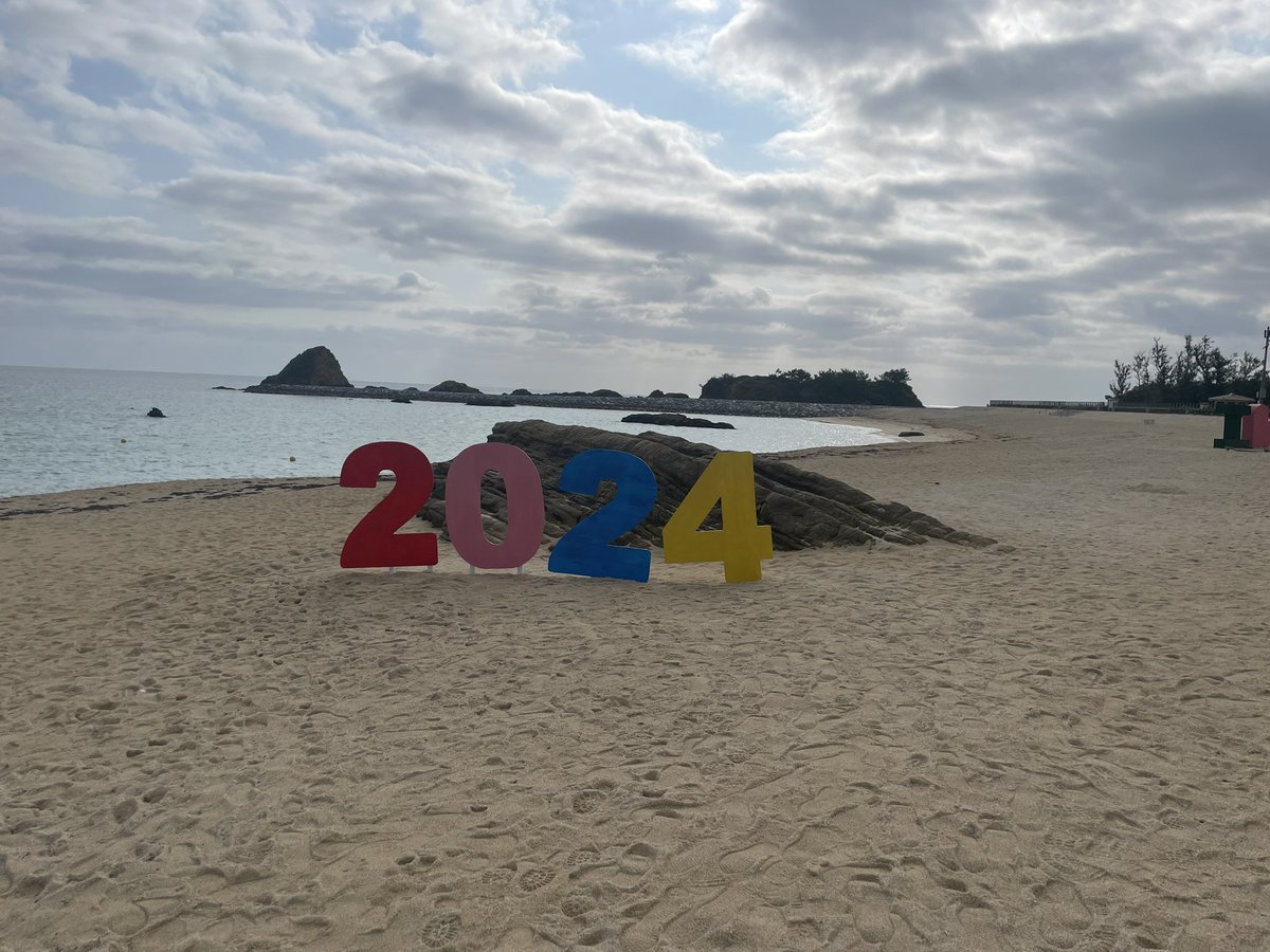 rieeeen24's tweet photo. 最終日は金武町へ
イベントから２日だし来てるファンも少なく…天気回復したビーチは気持ち良かったです⛱️
(ベーグル屋さんはお休み)
パシャリした後は…
サッカー好きのダンナがすぐ近くのグランドで浦和レッズのキャンプを見つけ🆚サガン鳥栖⚽️まさかの練習試合観戦w
お互い満足😊 https://t.co/YJvffFWzf6