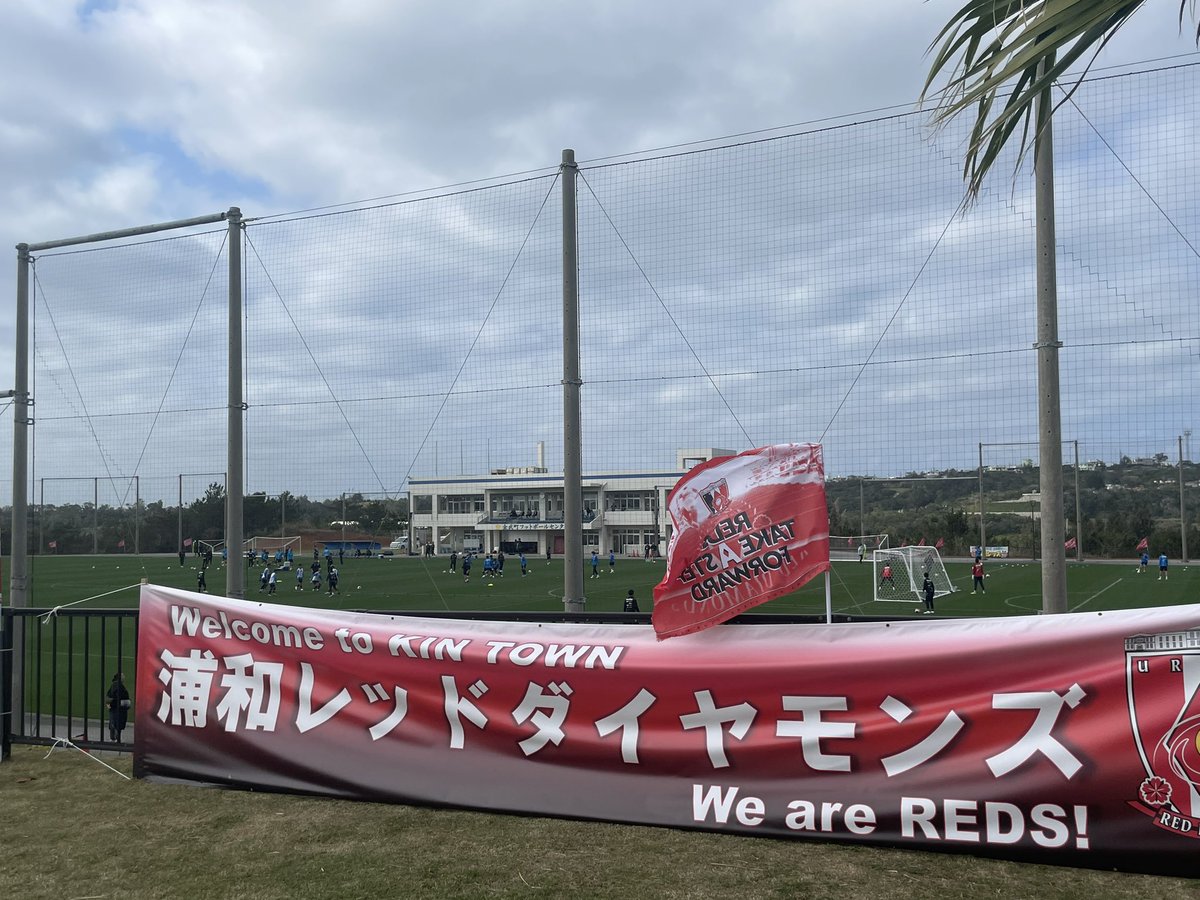 rieeeen24's tweet photo. 最終日は金武町へ
イベントから２日だし来てるファンも少なく…天気回復したビーチは気持ち良かったです⛱️
(ベーグル屋さんはお休み)
パシャリした後は…
サッカー好きのダンナがすぐ近くのグランドで浦和レッズのキャンプを見つけ🆚サガン鳥栖⚽️まさかの練習試合観戦w
お互い満足😊 https://t.co/YJvffFWzf6