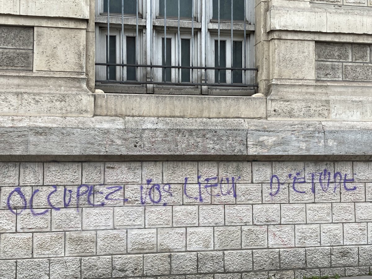 MarianneCabaret's tweet photo. Les murs de Voltaire en colère https://t.co/SNcs0Td1xr