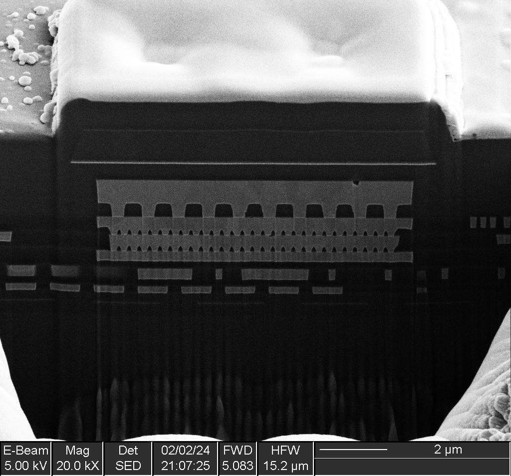 toontone747's tweet photo. The original SEM image from the weekend along with scale bar. There's going to be a load more coming in the next weeks, months and years! #ioactive #siliconporn #semicondutors #security #microchips https://t.co/W3MMYzytu2