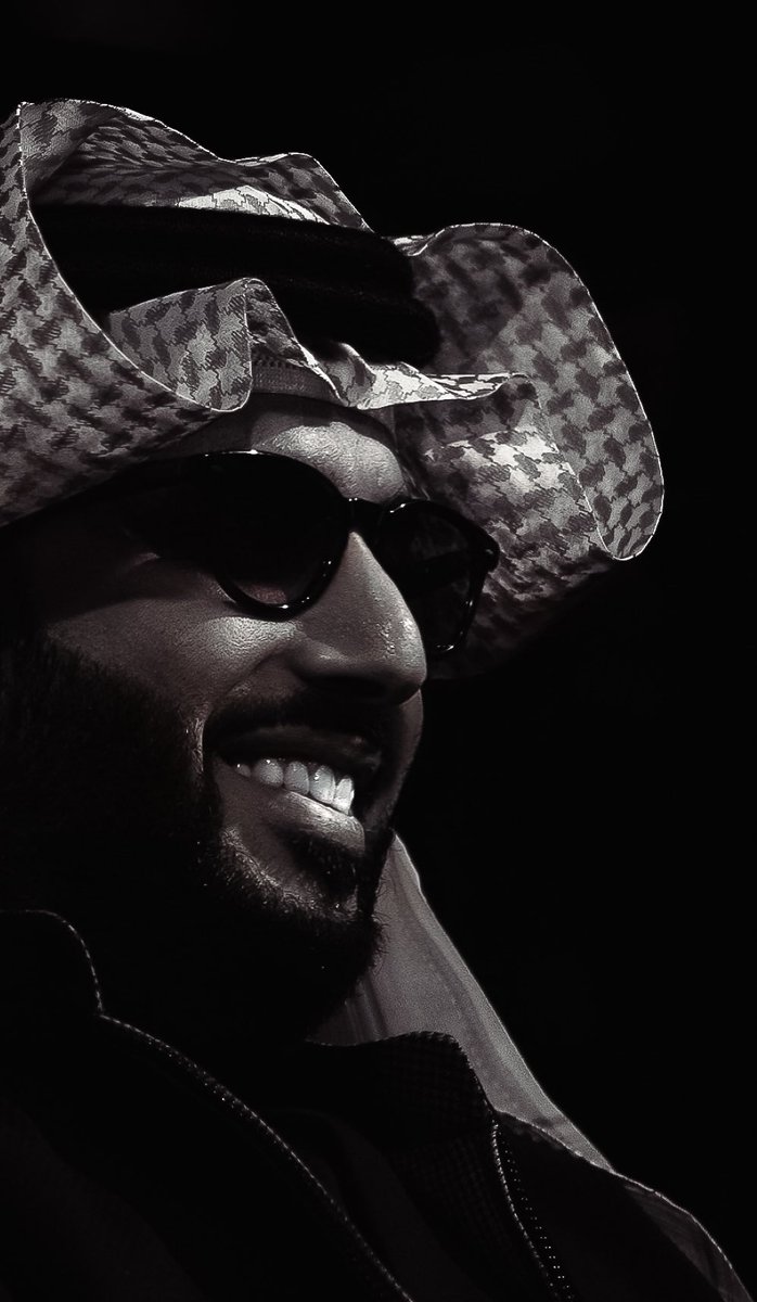 يا معودني ... عليك 
لا تخليني ... أبيك 

وشهي الدنيا ... بدونك
وانا أشوف الدنيا ... فيك 

أنت من روحي ... لـ روحي
ومن يديك ... أنا لـ يديك 

في تفاصيلك ... أحبك 
ومالك ... بقلبي شريك 

لو احاول منك ... أهرب
للأسف ... أهرب إليك 

وفرق بين اللي ... يبيعك
وبين ... منهو مشتريك 

شـعر