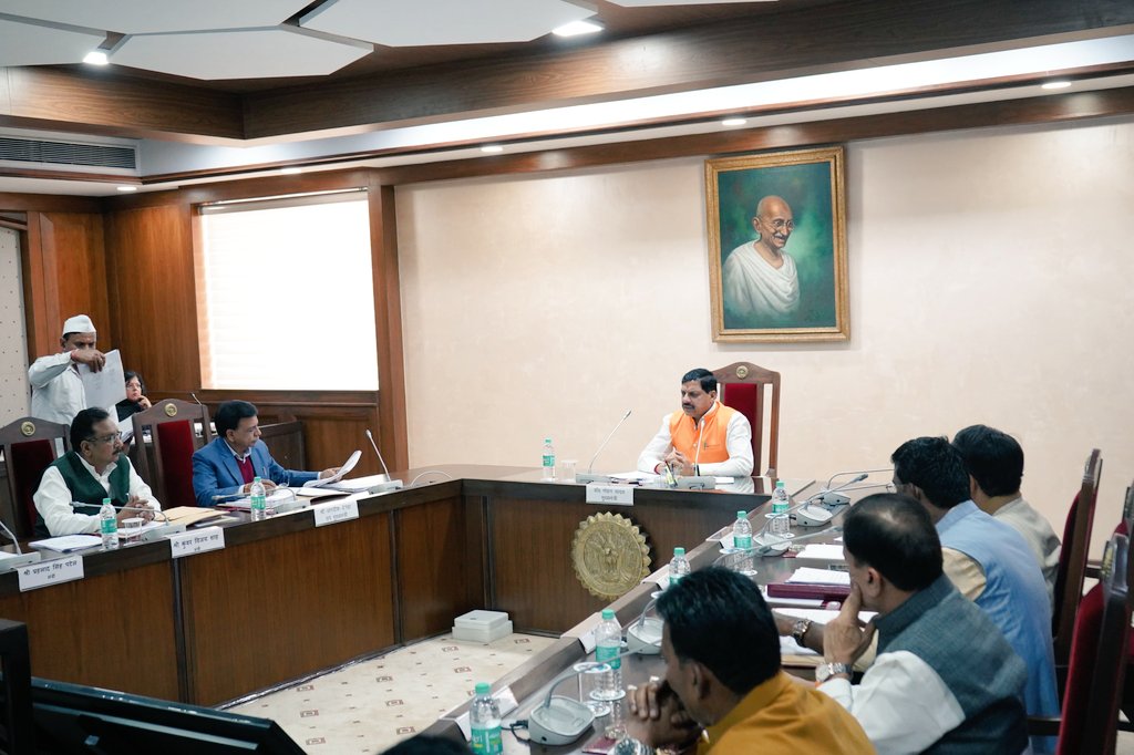 CMMadhyaPradesh's tweet photo. मुख्यमंत्री डॉ. मोहन यादव की अध्यक्षता में आज मंत्रालय में मंत्रिपरिषद की बैठक आयोजित हुई। बैठक प्रारंभ होने के पहले राष्ट्रगीत "वंदे मातरम" का सामूहिक गान हुआ।

@DrMohanYadav51 https://t.co/zFTdyarJ6p