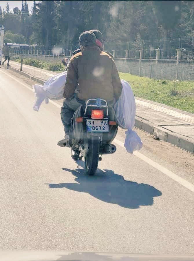 #6subat2023 #MiracKandili
Bazı acılar ekrandan izlendiği gibi değil tıpkı bu kare gibi araç bulmadığı için cenazesini motosiklete yükleyen kardeşimiz...
"ACI YORULDU....
#Aslaunutmayacağız 04.17