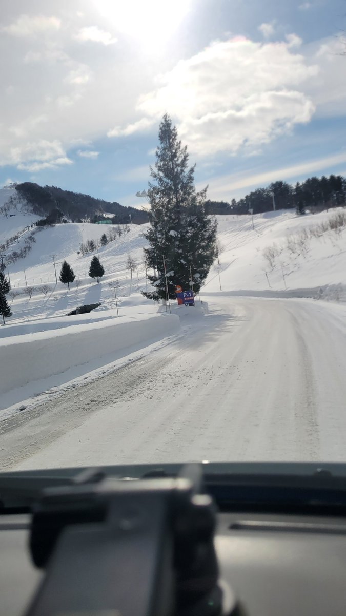 本日スノ～ボード日和。
モヤヒルズはスキー教室キッズだらけだったけど
雪質ゲレンデ良し❗、楽しかった‼️😁
