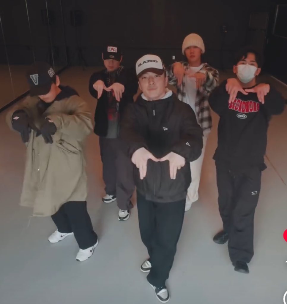 계속 단체활동 할 거라고 안심하라는듯이 요즘 게시물이나 스토리에 엠비셔스, 엔비어스 태그해서 올리고… 같이 있는 모습 보여주고… 물론 이게 계속 단체활동 할 거라는 의미가 아니더라도 이렇게 같이 있는 모습 자주 보여줘서 너무 고맙따…🥹💕