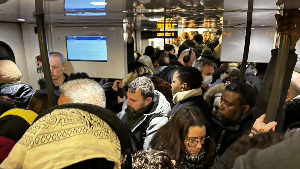 Ashram_games's tweet photo. Tranquille sur le @TERHDF beauvais-Paris. Après l’abandon de plusieurs centaines de personnes sans bus hier soir à Persan, on expérimente le bétail ce matin. @xavierbertrand avant de penser à la présidentielle il faudrait peut-être que les TER fonctionnent un jour. https://t.co/7Q9aNSBrgo