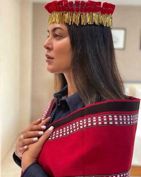 ThingsManipur's tweet photo. Kajenglei" or "Leitreng" is a Manipuri headdress or Manipuri headgear, consisting of eighty to a hundred brass strips,worn especially by goddesses, female royalties, dancers, and brides. It is believed to have developed during King Gambhir Singh's reign in the #Manipur kingdom. https://t.co/MiTt8FKdnY
