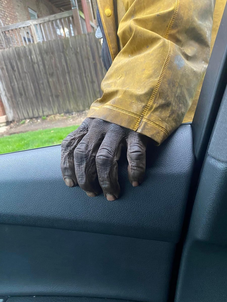 prow_II's tweet photo. Nah these can’t be human hands 😭😭 https://t.co/TGMPM3dSBa