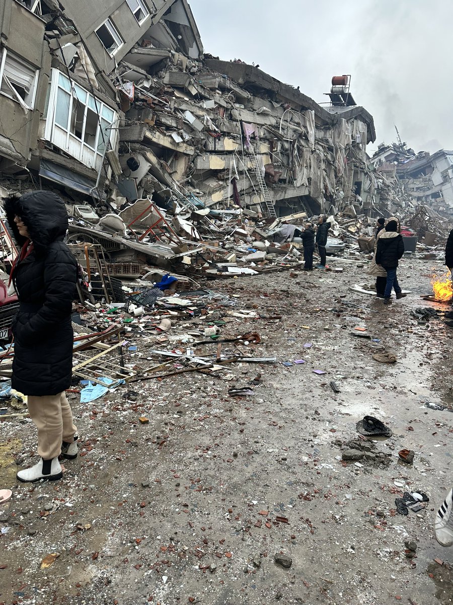 Tarifsiz acı, en uzun gece ,en kara gün.kaybettiğimiz canların yürek sızısını en derinden hissediyoruz.6 Şubat sabahı kendi objektifime yansıyan bu görüntülere baktıkça aynı acıyı hissediyorum, akrabalarımın,arkadaşlarımın ve kaybettiğimiz canları unutmayacağız.. #6subat #deprem