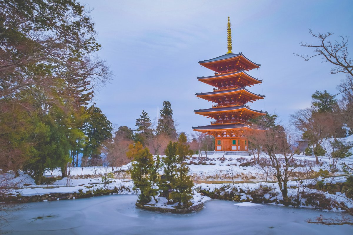 今の季節の写真をポスト
京都府宮津市成相寺の雪景色
池も氷る
池をググると
五重の塔の前にある蓮池が「底なしの池」と呼ばれ。
その昔、この池には大蛇が住んでおり、寺の小僧を次々と呑み込んでいたため、和尚が藁人形で作った小僧に火薬を詰め、それを呑ませて退治したという。知らんかった。