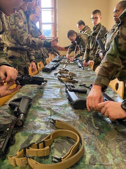 1erSpahis's tweet photo. Apprentissages dans la cohésion, rigueur dans l'exécution, rusticité vécue sur le terrain : c'est le chemin des jeunes spahis qui ont décidé de #sengager. Pour les suivre sous le burnous, prochaine incorporation en mars. https://t.co/qF4bbN5EIa