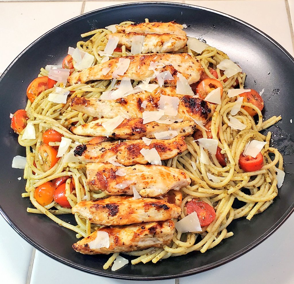 mrhomechef85's tweet photo. Garlic Chicken over rustic tomato basil pasta with parmigiano reggiano 👊😋👍#Foodie #yummy #pasta #dinner #HomeChef https://t.co/kHALymGEQk