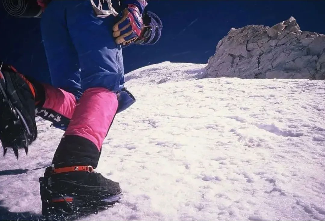 🧐Tal día como hoy en 1988… Fernando Garrido se convertía en la primera persona de la historia en ascender un ochomil en invierno, en solitario y sin la ayuda de oxígeno artificial. La montaña elegida fue el Cho Oyu 🗻