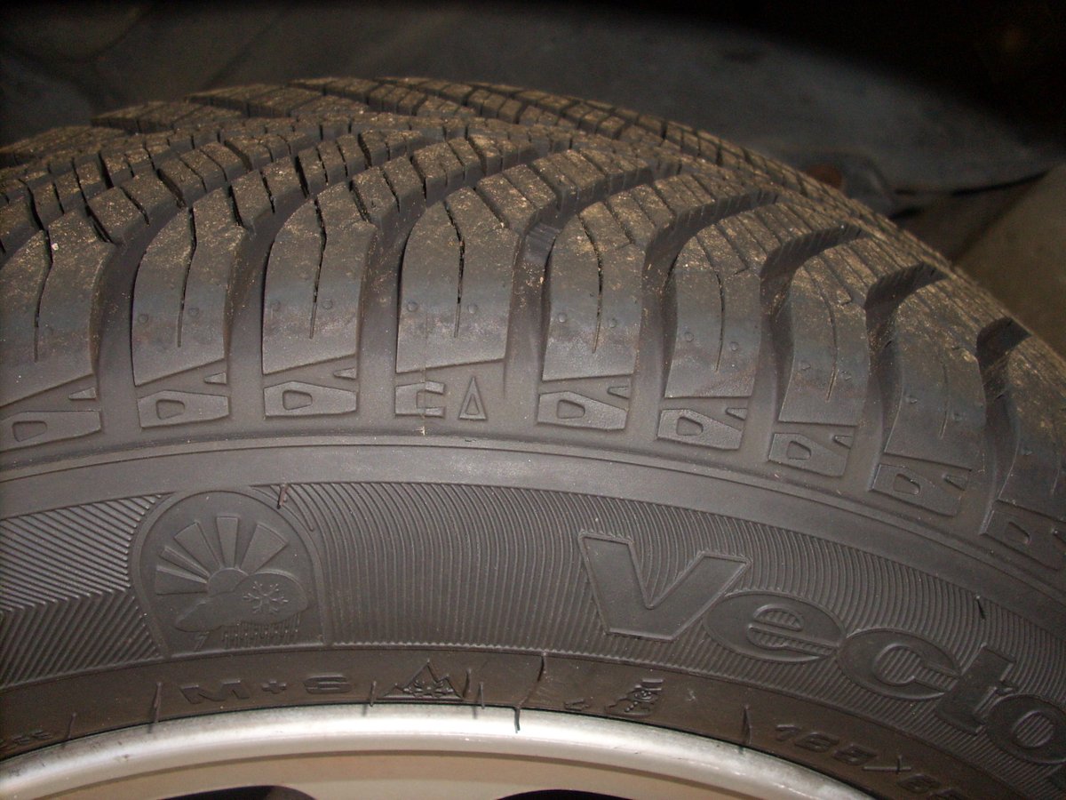 SimpsonmanJ's tweet image. #夏タイヤ
…という表現にしばしばモヤつくのは、「アレ走れないのは冬（というか降雪時・凍結時）だけだろ？」という件…と思う #オールシーズンタイヤ ユーザー（先代の #Vector5 は2008年製だったので2セットを十数年使ってる）。
「#冬対応でないタイヤ」という方が実態には近い？