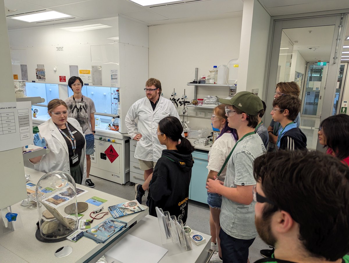 waoigc's tweet photo. It was great to see so many STEM enthusiastic high school students on campus last week for the @CurtinUni DISCOVER program 👨‍🔬👩‍🔬
We had a great time showing students our lab facilities, and our many amazing samples! @Geology_Ale @LM_Brosnan https://t.co/yI33CT7YLe