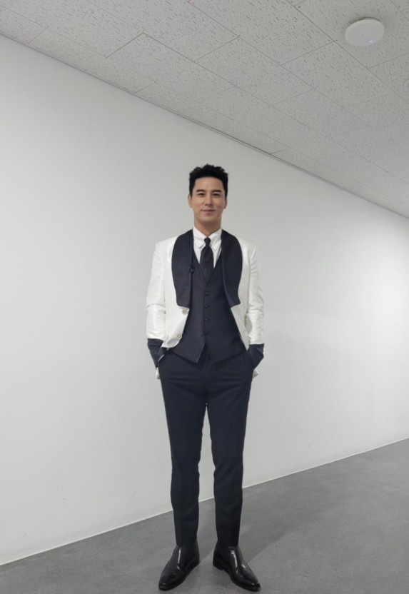tenasia_'s tweet photo. 🎑텐아시아 주제별 투표 진행🎑
☄️2월 11일 투표 마감됩니다☄️

Q. 한국 전통놀이를 함께하고 싶은 남자 트로트 가수는❓

🔎현재 순위🔍
1⃣ #송민준 #SONGMINJUN
2⃣ #임영웅 #LIMYOUNGWOONG
3⃣ #장민호 #JANGMINHO
4⃣ #박세욱 #PARKSEWOOK

🔗(https://t.co/CMZOL8PslV)

#EVENET #이벤트 #주제별투표 https://t.co/RmzcNeyW3M