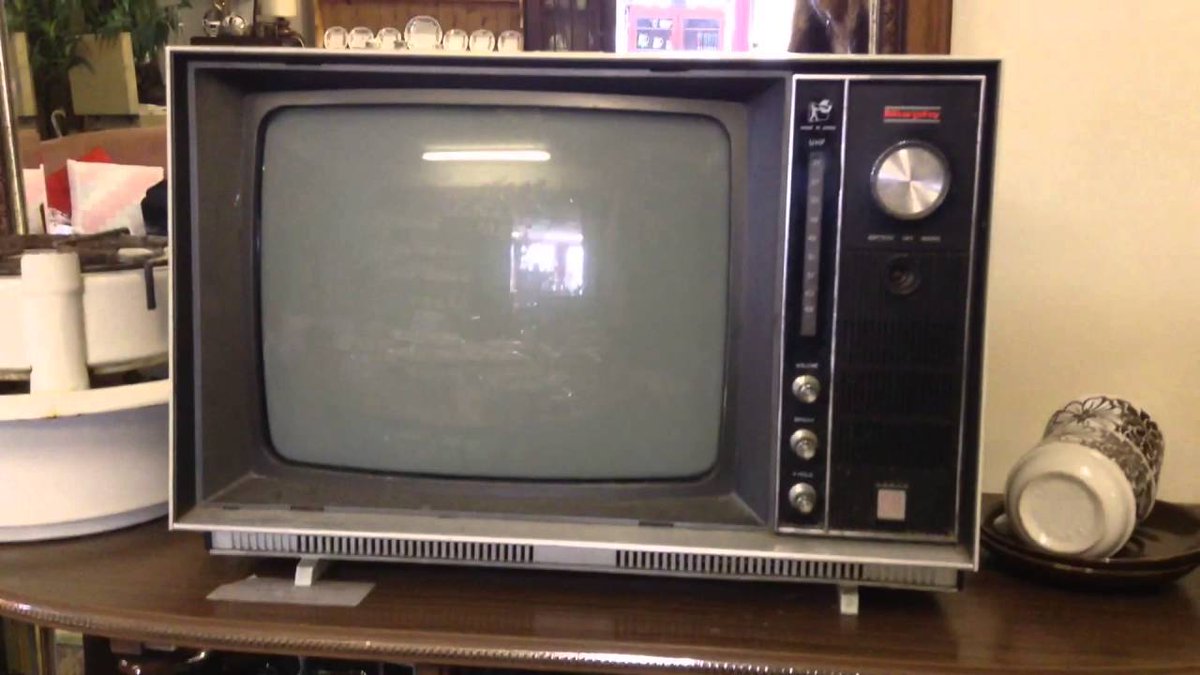 hollyoutbreak's tweet photo. New on #TV tonight #NightCourt #WhoseLine #ExtendedFamily #RoadWars #LaBrea #TheOval #QuantumLeap #Vanderpumprules #Moonshiners #Chopped #FixertoFabulous #curseofoakisland #WhytheHeckDidIBuyThisHouse #1000lbsisters #NBAonTNT #smothered #WWENXT https://t.co/HD7oa8N24x