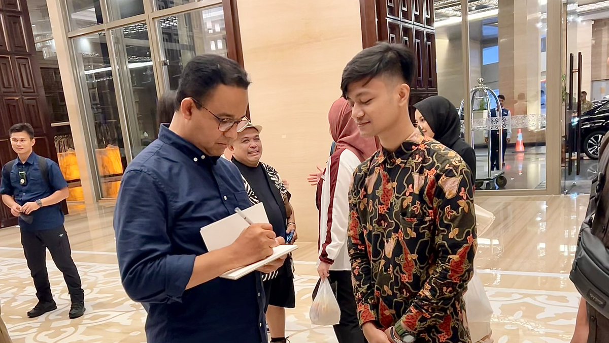 opeopenomiuser's tweet photo. Terimakasih teman2 Twitter semua sudah bantu meramaikan postingan kemarin, gambarnya sukses sampe tangan abah🫶🏻☝🏻 https://t.co/4pafaWHYFm