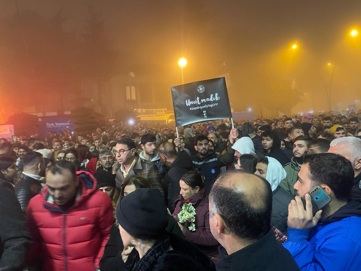 dunyadoktorlari's tweet photo. Tam bir yıl oldu...

Unutmadık.

#6Şubat Depremi'nin birinci yılında, kaybettiklerimizi saygıyla anıyoruz.

Yaralarımızı dayanışma ile saracak, birlikte yeniden ayağa kalkacağız.

#Hatay #Antakya https://t.co/F26NeMFPoH