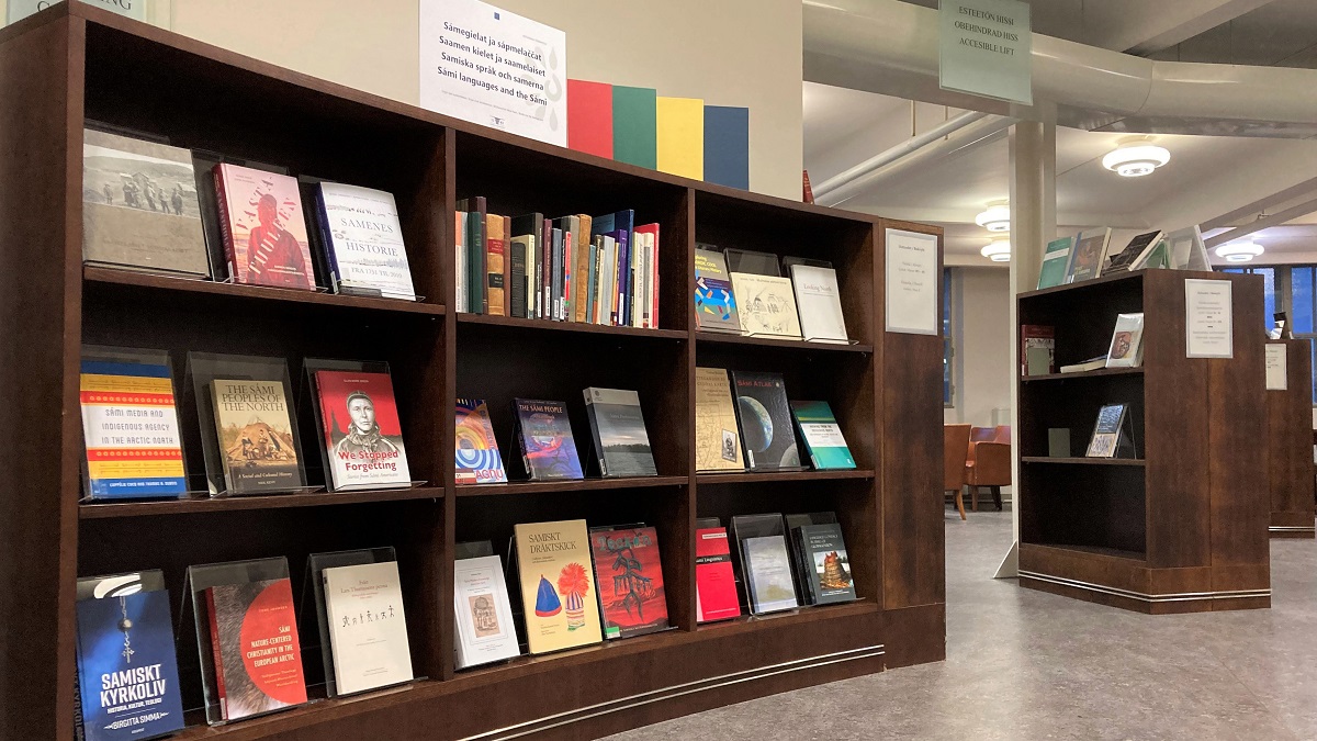 Buori sámi álbmotbeaivvi! Rotunda guovvamánu temáčájáhus ovdanbuktá sámegielat ja sápmelaččain muitaleaddji girjjálašvuođa.

Hyvää saamelaisten kansallispäivää! Rotundassa on esillä teemanäyttely saamen kielistä ja saamelaisista. 

💗💚💛💙

#álbmotgirjerádju #kansalliskirjasto