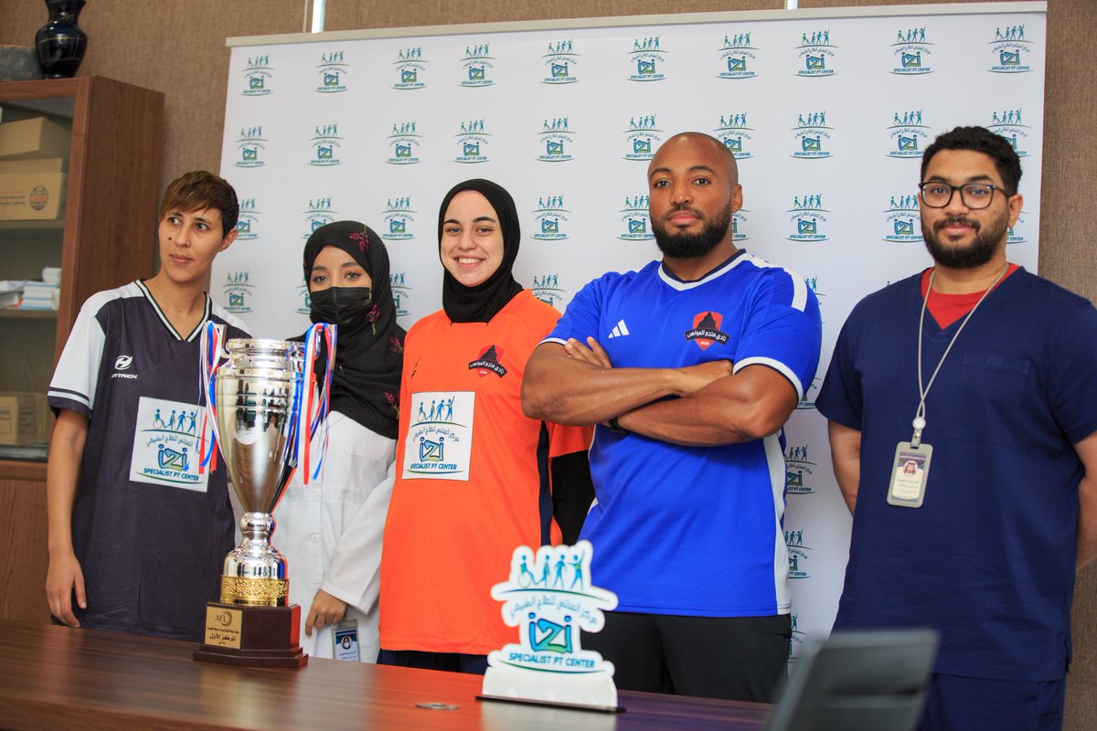 جانب من زيارة مركز المختص للعلاج الطبيعي بمكة المكرمة من قبل اللاعبات أشرقت وشيماء  والمدرب : زامل المولد  واخذ الصور التذكارية مع كأس بطولة رابطة الهواة الاولى للسيدات 🏆🥇⚽️