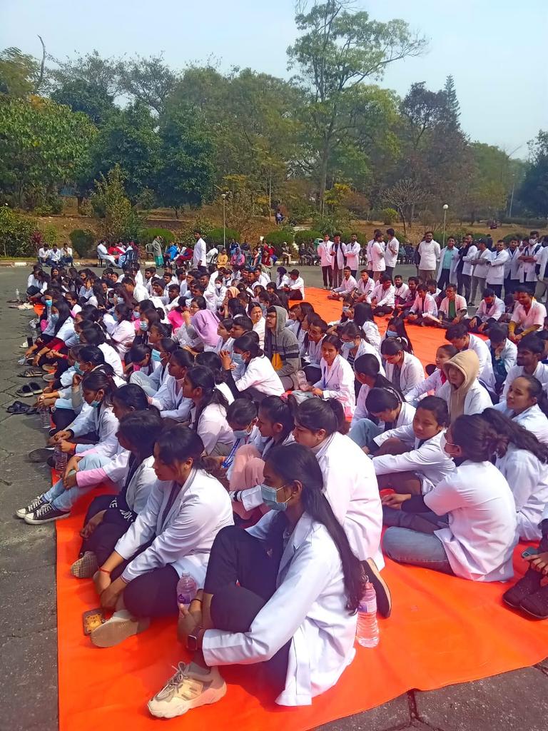 SWS_BPKIHS's tweet photo. #EducationIsOurRight #BPKIHS
शिक्षा विद्यार्थीको मौलिक हक हो तर देशमै उत्कृष्ट रहेको BPKIHS मा करिब ७० दिनदेखि पठनपाठन अस्तव्यस्त छ।समस्त प्रयासहरू विफल भए पछि सम्पूर्ण विद्यार्थीहरू बाध्य भएर माघ १९ देखि बसेकाे अनसनको आज पाचौं दिन सम्म पुग्दा  पनि सम्बन्धित निकाय भने मौन छ। https://t.co/klgKZYUPR1