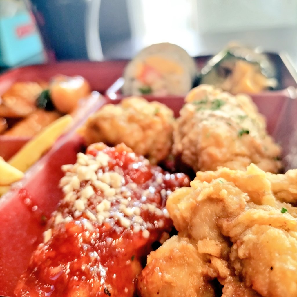 chatora_1096's tweet photo. 新大久保の #Factory45 で
ランチメニューを初注文😋

キンパ、トッポギ、ヤンニョムキチン
と韓国料理が色々入ったプレート🍽️
ボリュームもちょうどよく大満足🥰

いつもカフェメニューだけ注文してたので
これからはお昼時も行きたいと思います♪
#カフェ #ランチ https://t.co/uHkUokT55t