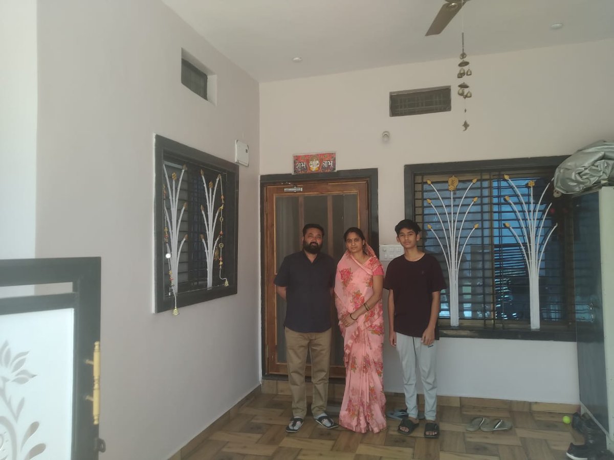 JBPShahdolAmrut's tweet photo. पूरी हो रही आवासहीनों की आस
प्रदेश में सबको मिल रहे पक्के आवास🏠🏠
सिवनी नगर पालिका परिषद में #PMAYUrban योजना के अंतर्गत मिली आर्थिक सहायता से श्री संतोष चौहान ने अपना सर्वसुबिधाउक्त पक्का आवास बना लिया है वह बहुत खुश है #HousingForAll #bharatyadavias #PMAY_MP #PMAYUrbanMP https://t.co/bS2fYMS9Ry
