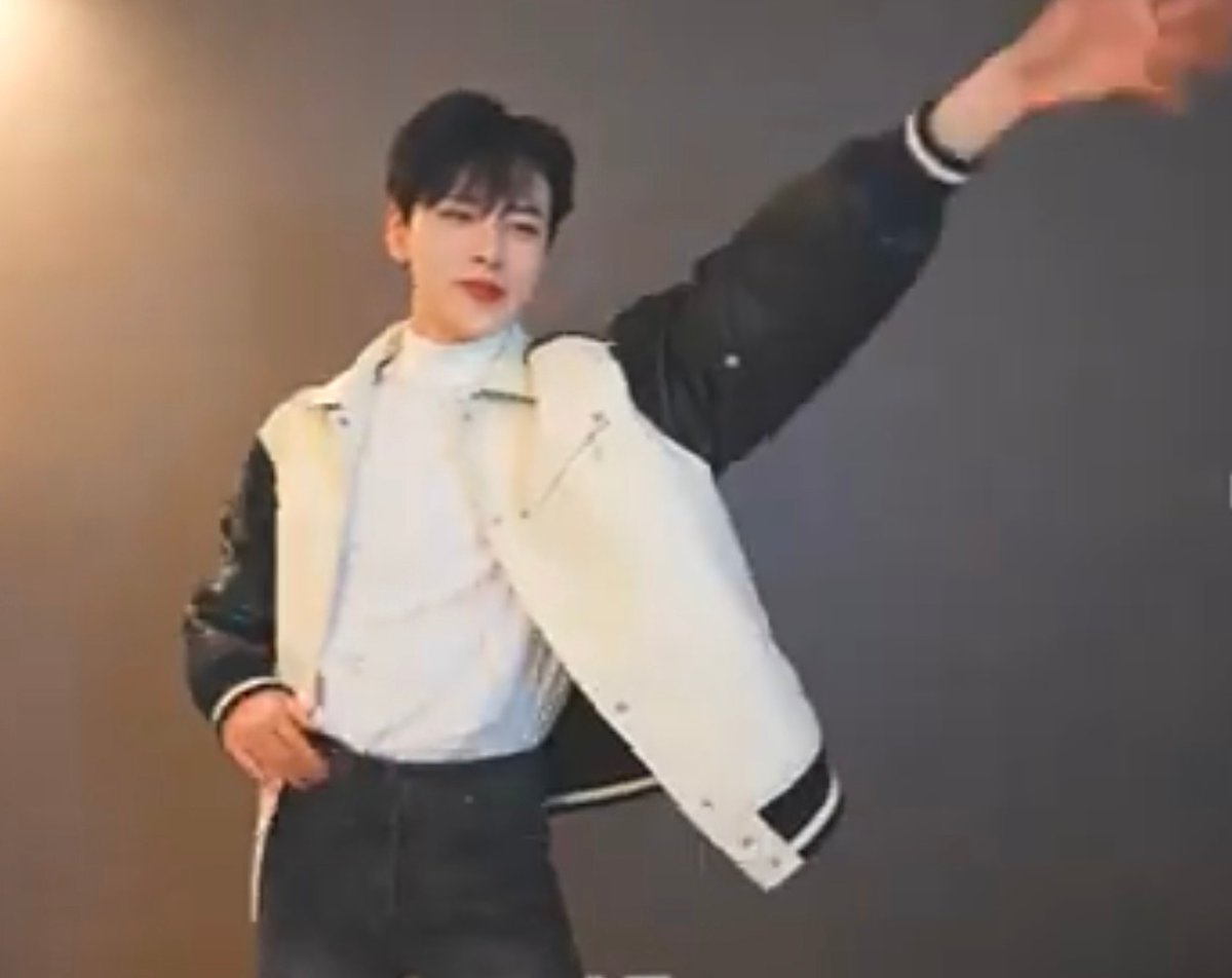 Mhixeako's tweet photo. Hello pretty handsome😘😊🥰 I love your outfit last night baby #JUNGHYUN  #konanhihi  #KOHI_LADY  #KOHI      mwahuggggs🥰 https://t.co/akQcHBYDm4