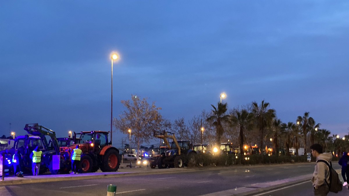 Bon dia! Els agricultors s'han alçat a València. Ronda Nord col·lapsada!