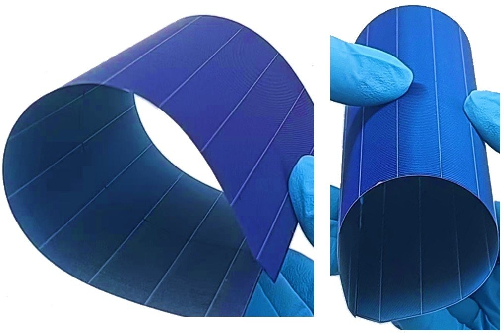 #Chinese scientists have developed flexible #silicon heterojunction #solarcells thinner than an A4 paper, with thicknesses of 57-125 μm and a record-breaking power-to-weight ratio of 26.81% through #wafer thinning, which opens a wider range of application scenarios.