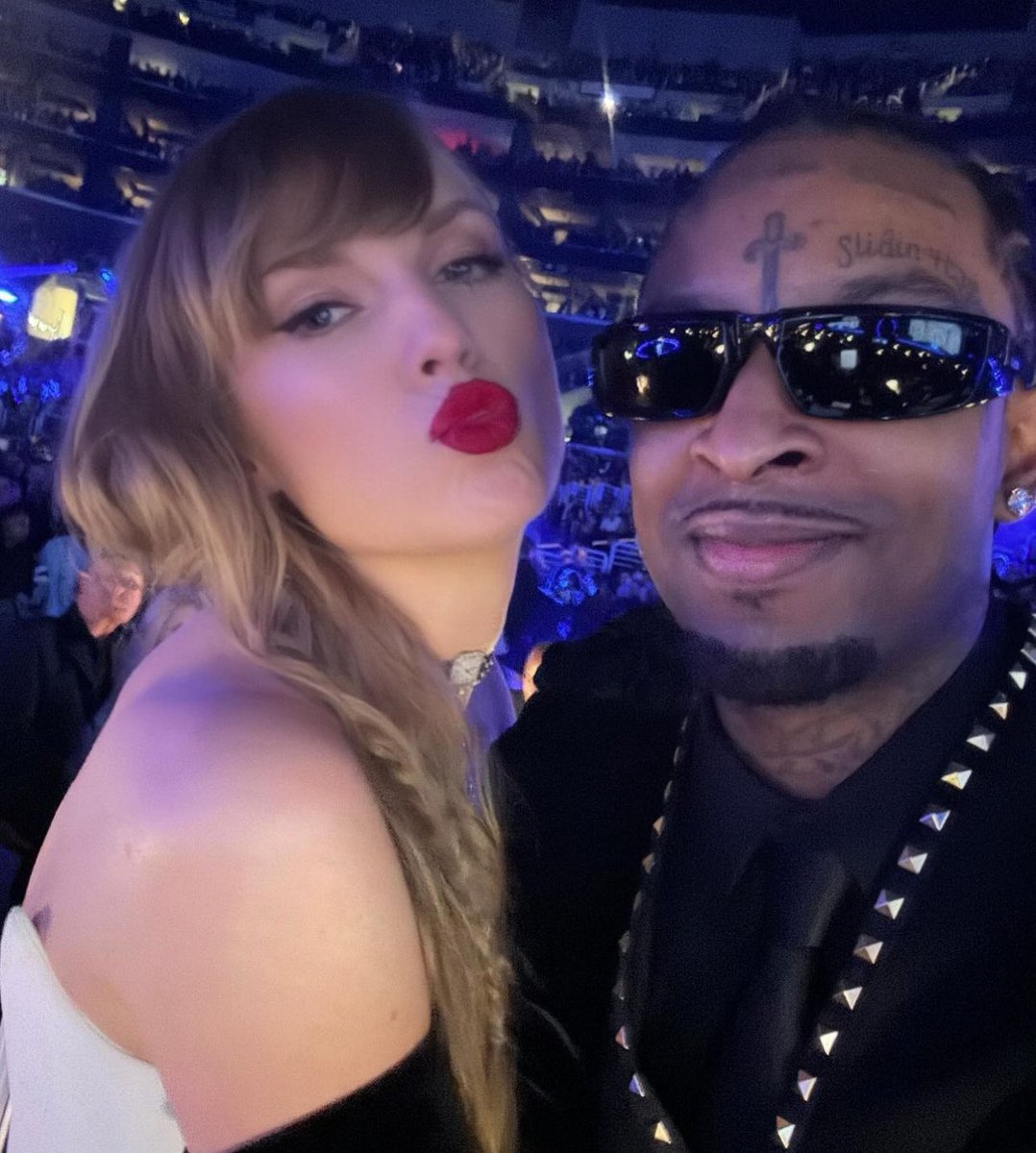 PopTingz's tweet photo. Taylor Swift and 21 Savage look great in new selfie at the #GRAMMYs https://t.co/HDn14q61mp