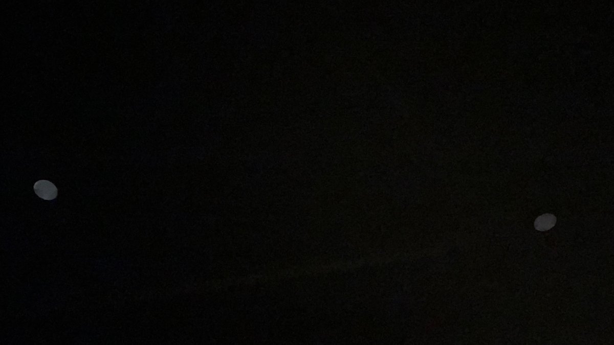 knockthedoors's tweet photo. Naturalmente, me quedé inmóvil y como es propio del cuerpo, terminé durmiendo, pero ese par de ojos hasta ahora siguen encendidos, fijos e inertes en mi habitación, centinelas de día y de noche, esperando el momento ideal. https://t.co/UIc4K3KcpL